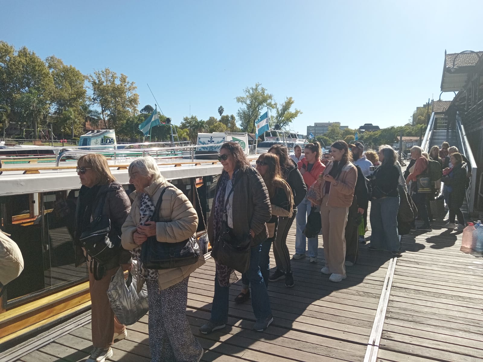 Personas subiendo a lancha en Club de Regatas